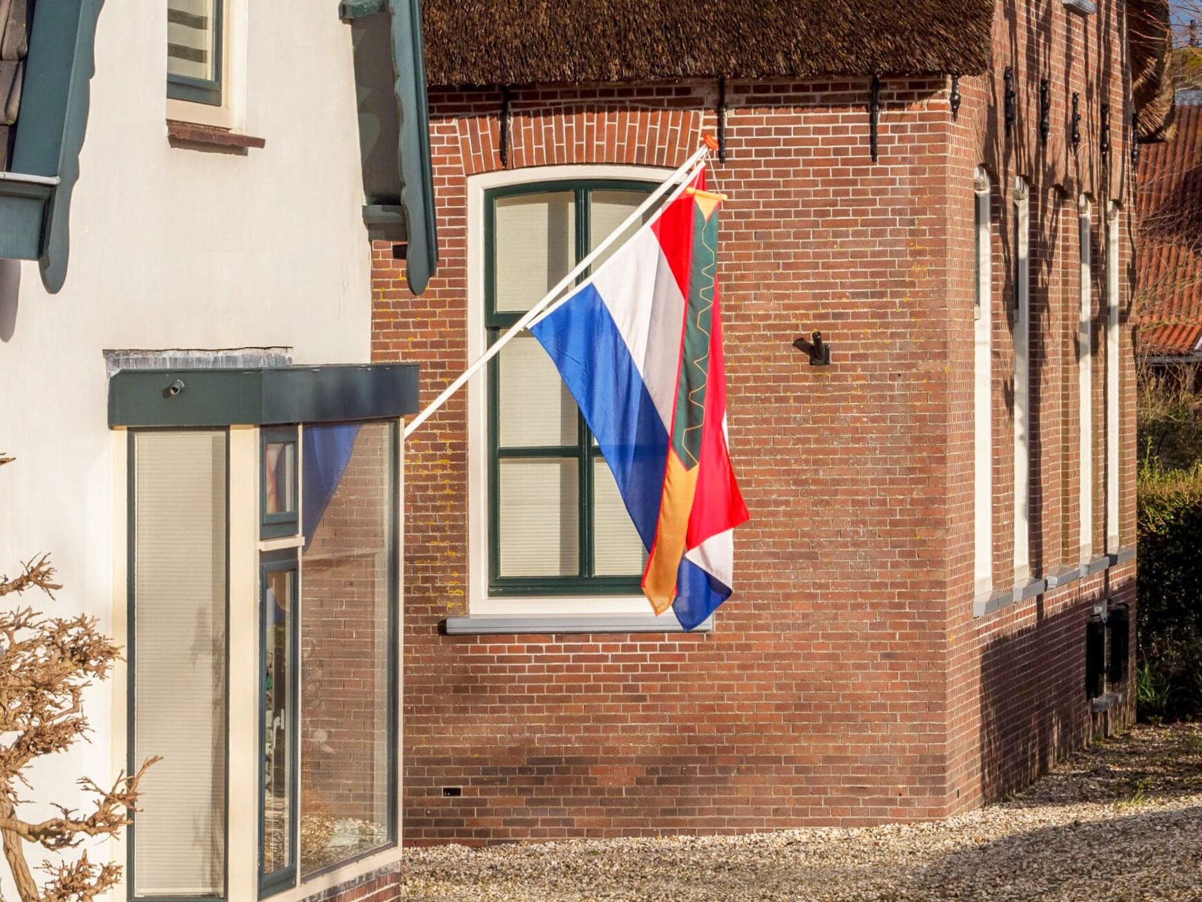 Nationale pensioenwimpel wappert aan de vlaggenstok op de nationale pensioendag.