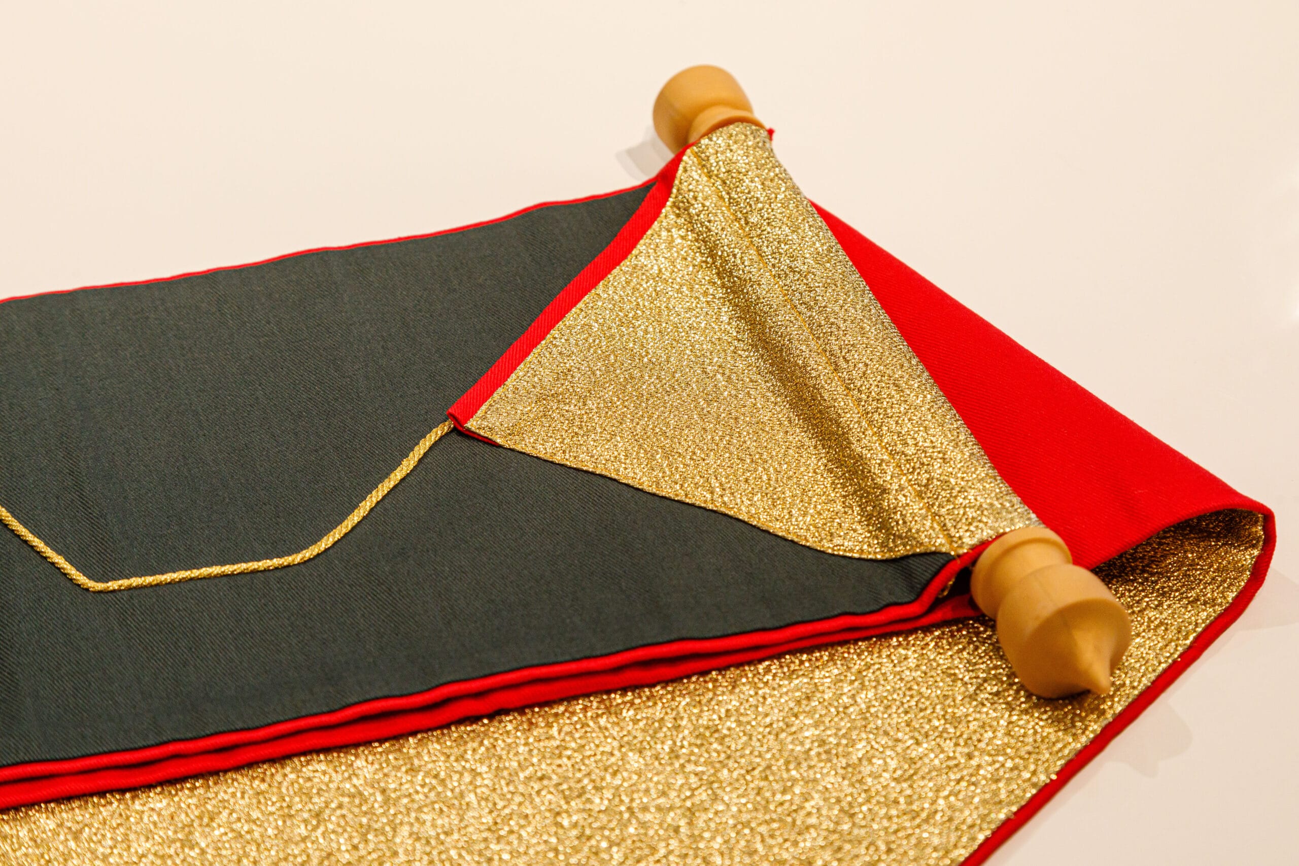 exclusieve wimpel van de hand van Achmed Oso - Oso Couture