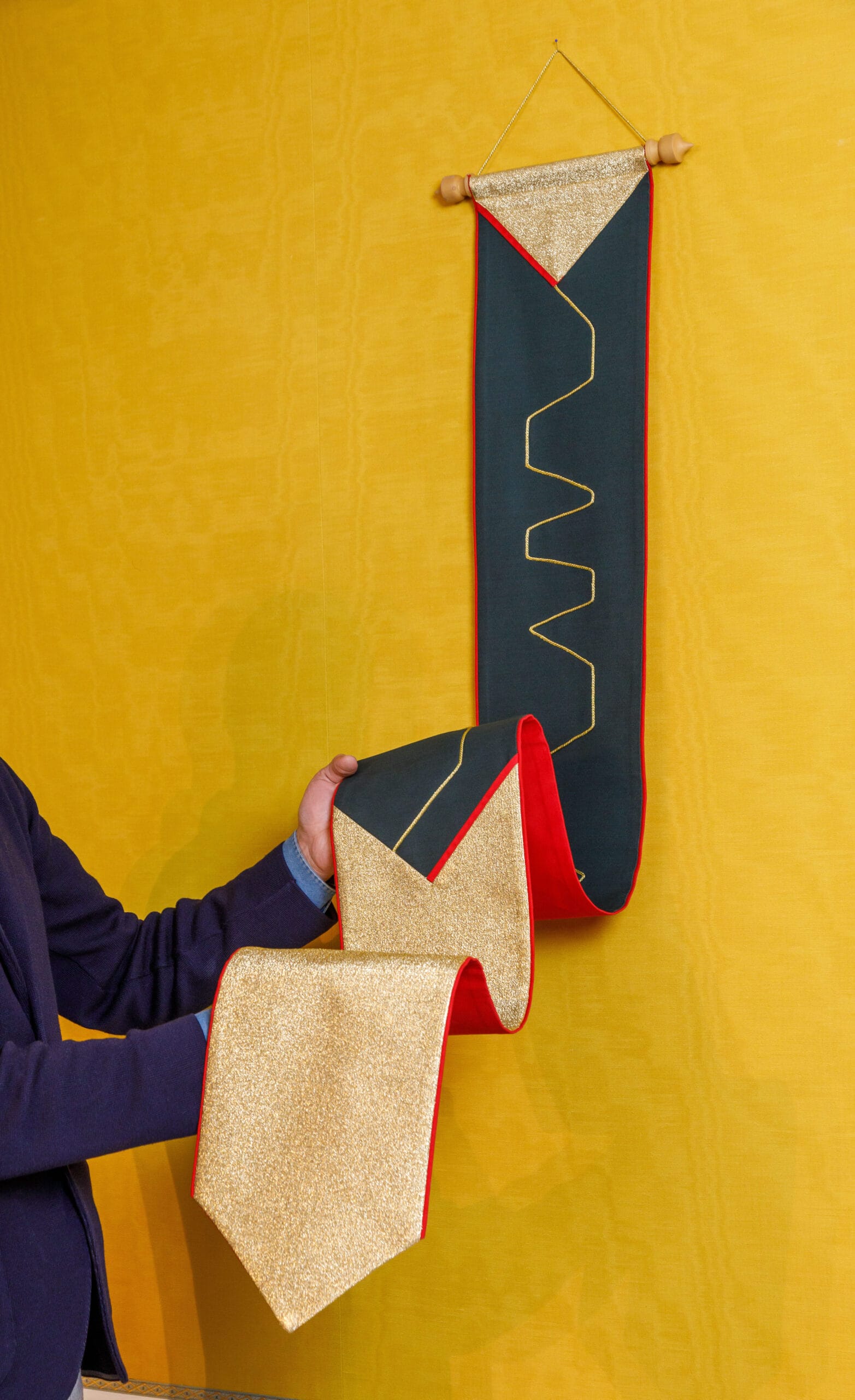 De exclusieve pensioenwimpel in de hand van Achmed Oso